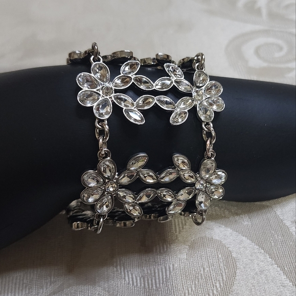 VINTAGE 1970s Wide Silver Tone CRYSTAL Bracelet Floral Filigree Statement Glam - Picture 3 of 12